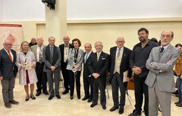El presidente de la Real Academia de Bellas Artes, José María Esteban, con miembros de la academia durante al apertura del curso 2022-23.