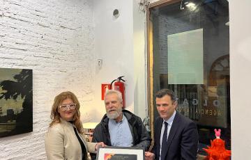  Olga Tey, el ganador del premio el artista José Manuel Medina y el alcalde Bruno García.