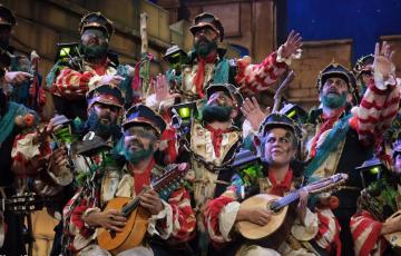 El coro 'Los iluminados' durante la Final del concurso de carnaval 2024 en el Teatro Falla