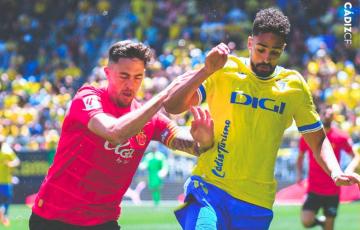 Chris Ramos disputa una acción con Raíllo (Foto: Cádiz CF)