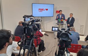 El portavoz del PSOE en el Ayuntamiento, Óscar Torres, y el parlamentario autonómico socialista, Rafael Márquez, en la rueda de prensa.