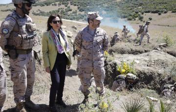 La ministra de Defensa, Margarita Robles, junto a militares españoles y ucranianos en una visita al campo de adiestramiento del Sierra del Retín, en Barbate
