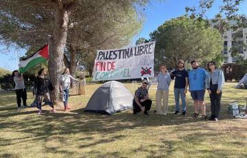Miembros de Apdha apoyando la acampada de estudiantes en la UCA en solidaridad con Palestina