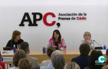 Olga Viza y Paloma del Río participan en la mesa redonda sobre mujer y deporte en la sede de la APC. 