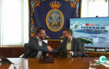 El delegado de la Zona Franca, Francisco González y Alberto Pérez Castillo de Elecam, sellan amistosamente el acuerdo empresarial