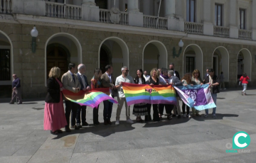 Representantes del Ayuntamiento de Cádiz arroparon el acto.