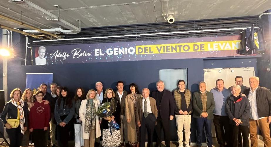 Familiares, directivos del Cádiz C.F.  y amigos de Adolfo Bolea durante la inaugración de la nueva galería en el esadio del Cádiz C. F.
