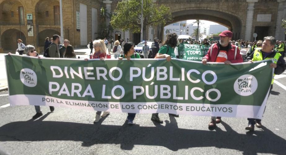 Miles de personas se manifiestan en Cádiz para reclamar mejores políticas en materia de educación pública. 