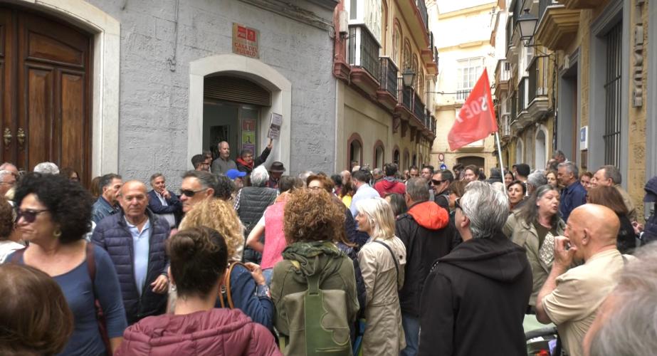 El PSOE de Cádiz sale a la calle para mostrar públicamente su apoyo a Pedro Sánchez. 