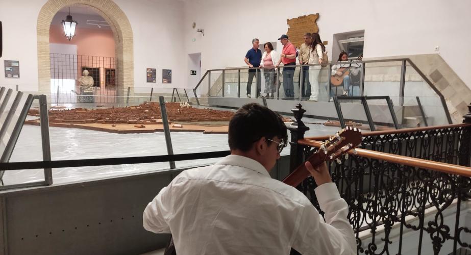En el Museo de las Cortes varios guitarristas han amenizado las visitas de la mañana