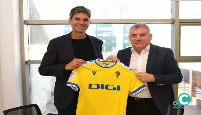 El técnico argentino posa junto al Presidente de la entidad, Manuel Vizcaíno, tras la firma de su contrato (Foto: Cádiz CF)