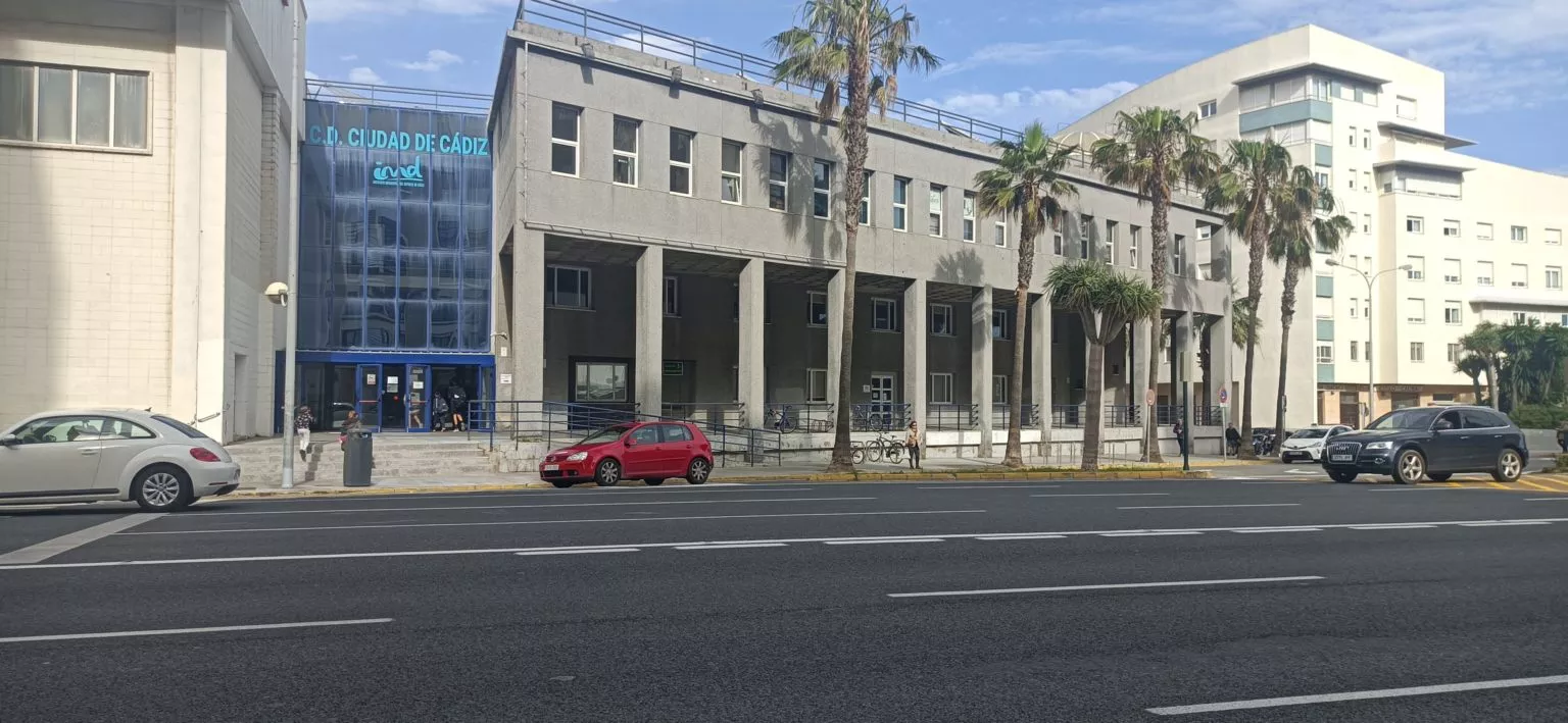 Fachada del Complejo Deportivo Ciudad de Cádiz. 