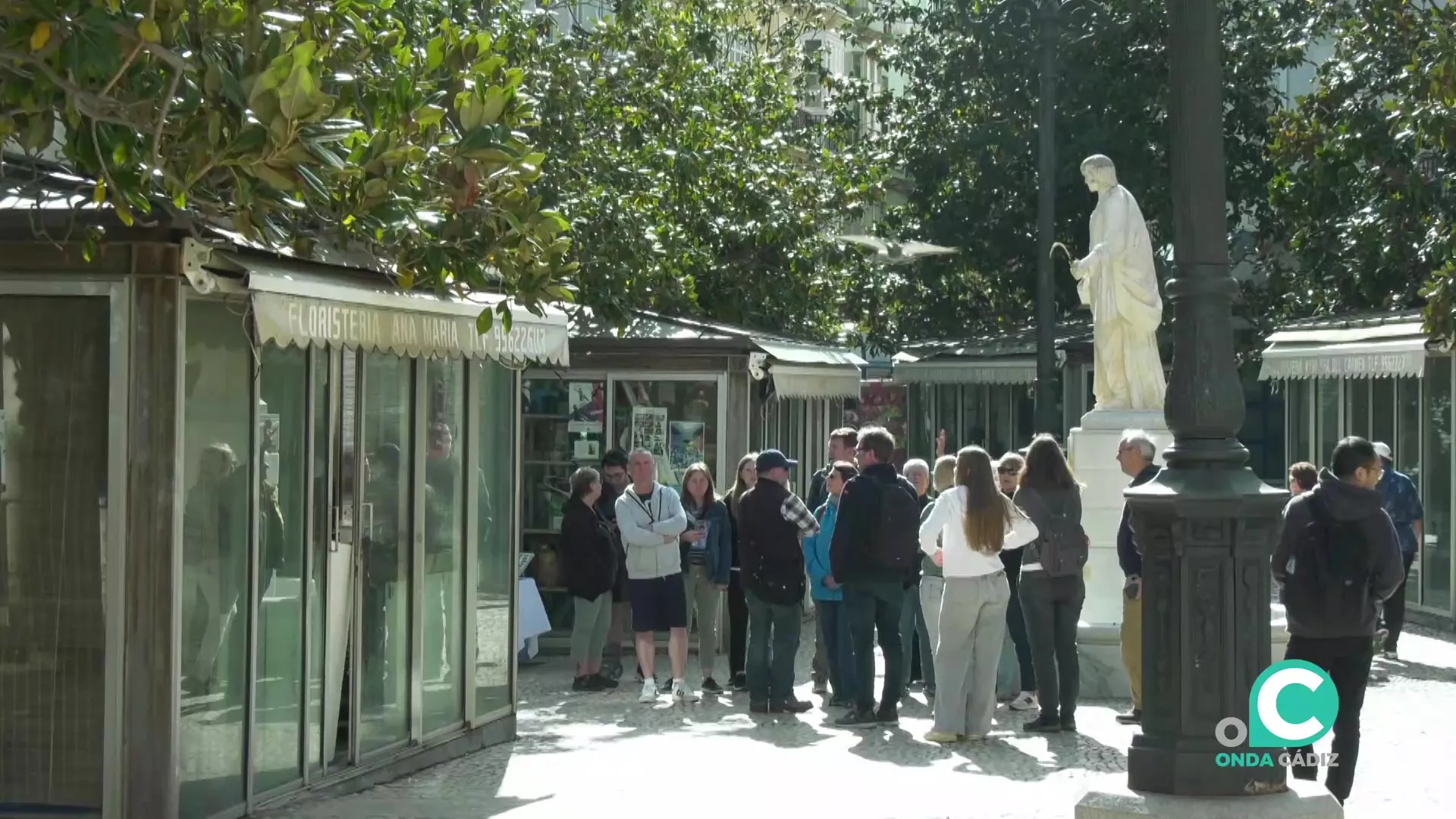Grupo de turistas junto a la estatua de Columela en la plaza Topete