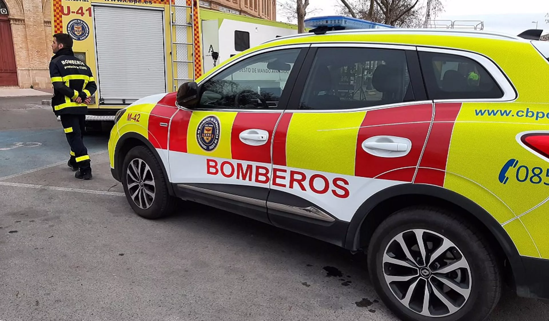 Efectivo y vehículos de emergencias del Consorcio de Bomberos provincial de Cádiz.