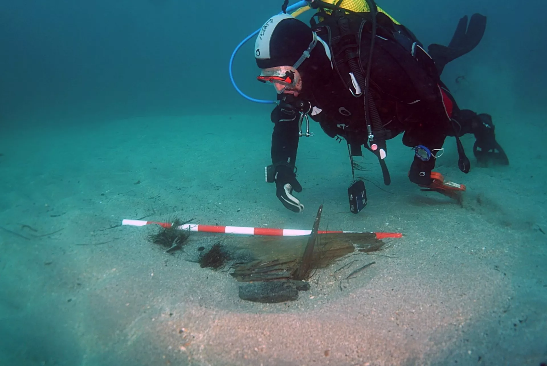 Un submarinista examina restos de un pecio en una image de archivo