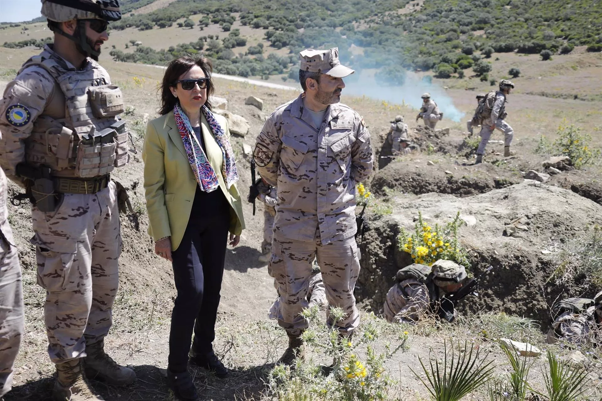 La ministra de Defensa, Margarita Robles, junto a militares españoles y ucranianos en una visita al campo de adiestramiento del Sierra del Retín, en Barbate