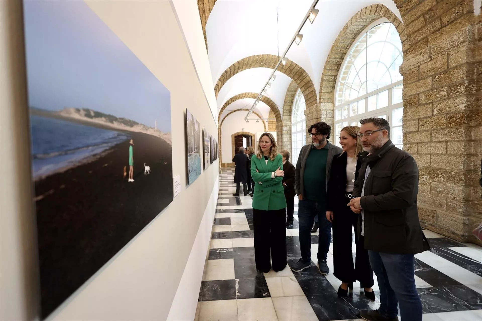 La presidenta de Diputación y la diputada de Cultura en la inauguración de 'Fotocrónica. Un año de fotoperiodismo'.