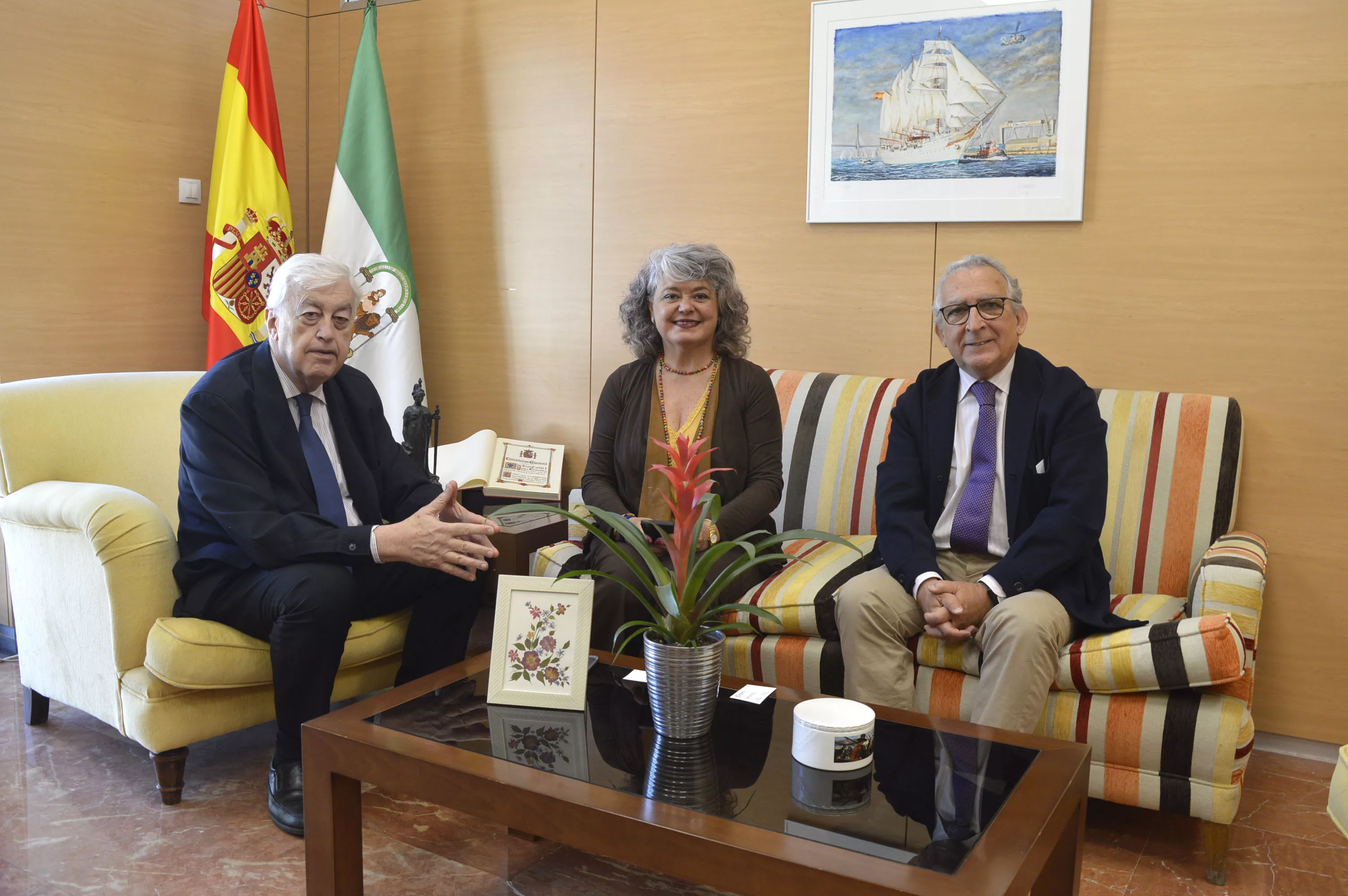 Primer encuentro oficial entre el Presidente de la Cámara de Comercio de Cádiz, Ángel Juan Pascual, y la Subdelegada del Gobierno en Cádiz, Blanca Flores.