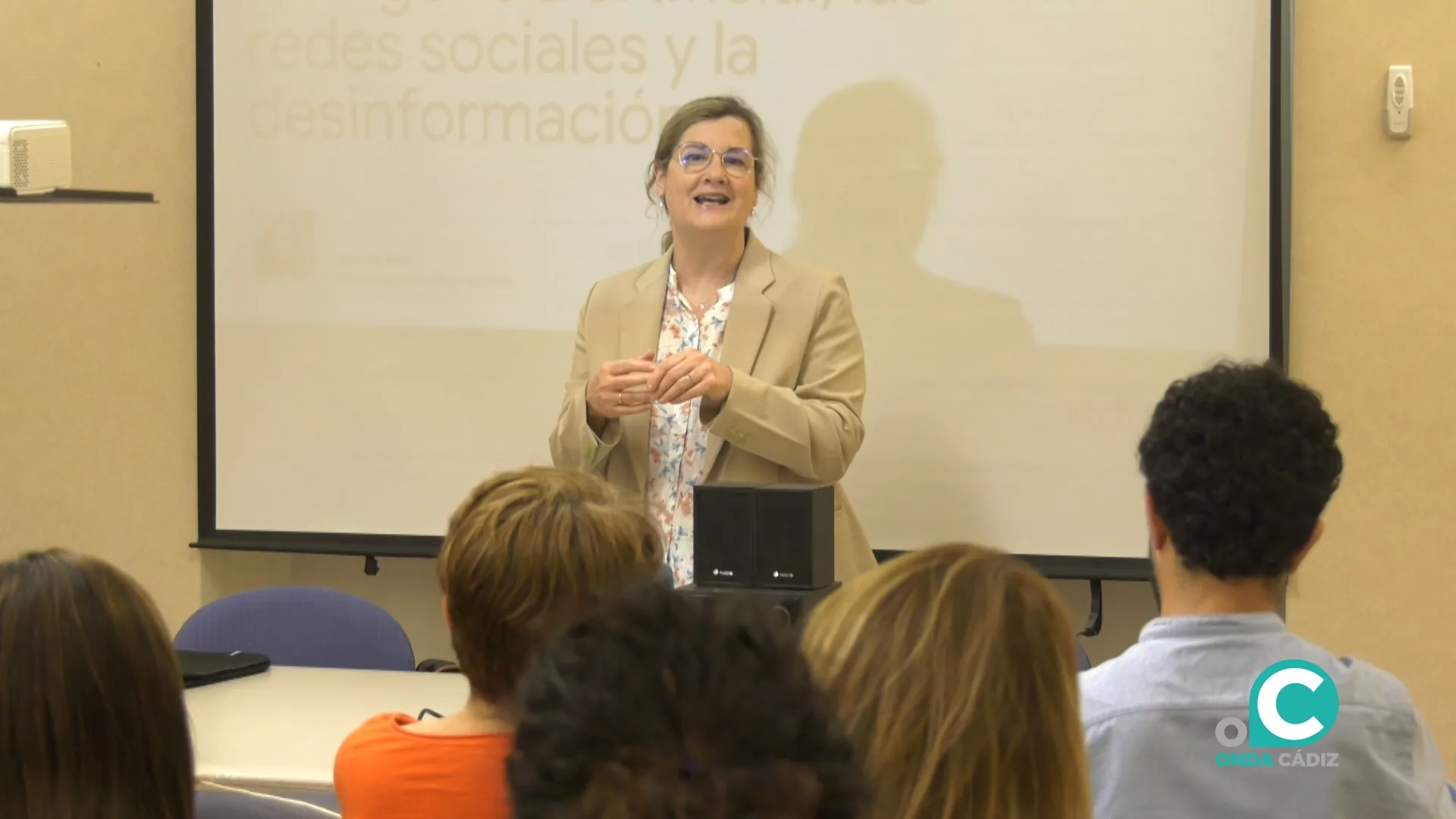 La periodista experta en Redes Sociales y Desinformación, Carmela Ríos, en la charla que ofreció en la APC. 