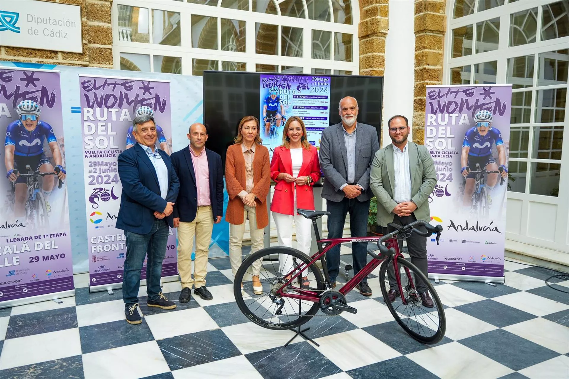 La presidenta de la Diputación y la delegada territorial de Turismo participan en la presentación de la Ruta del Sol Vuelta a Andalucía Elite Women.
