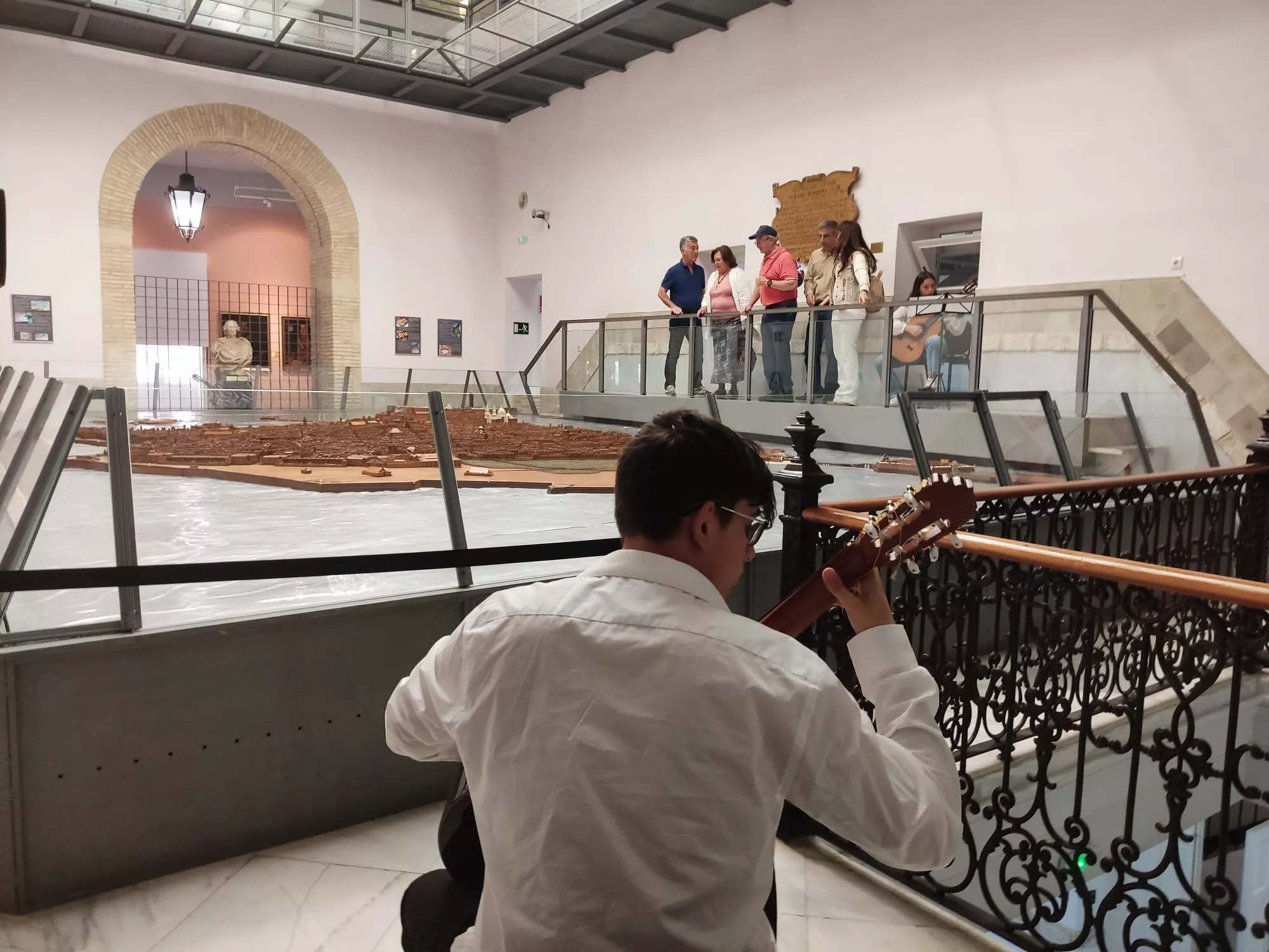 En el Museo de las Cortes varios guitarristas han amenizado las visitas de la mañana