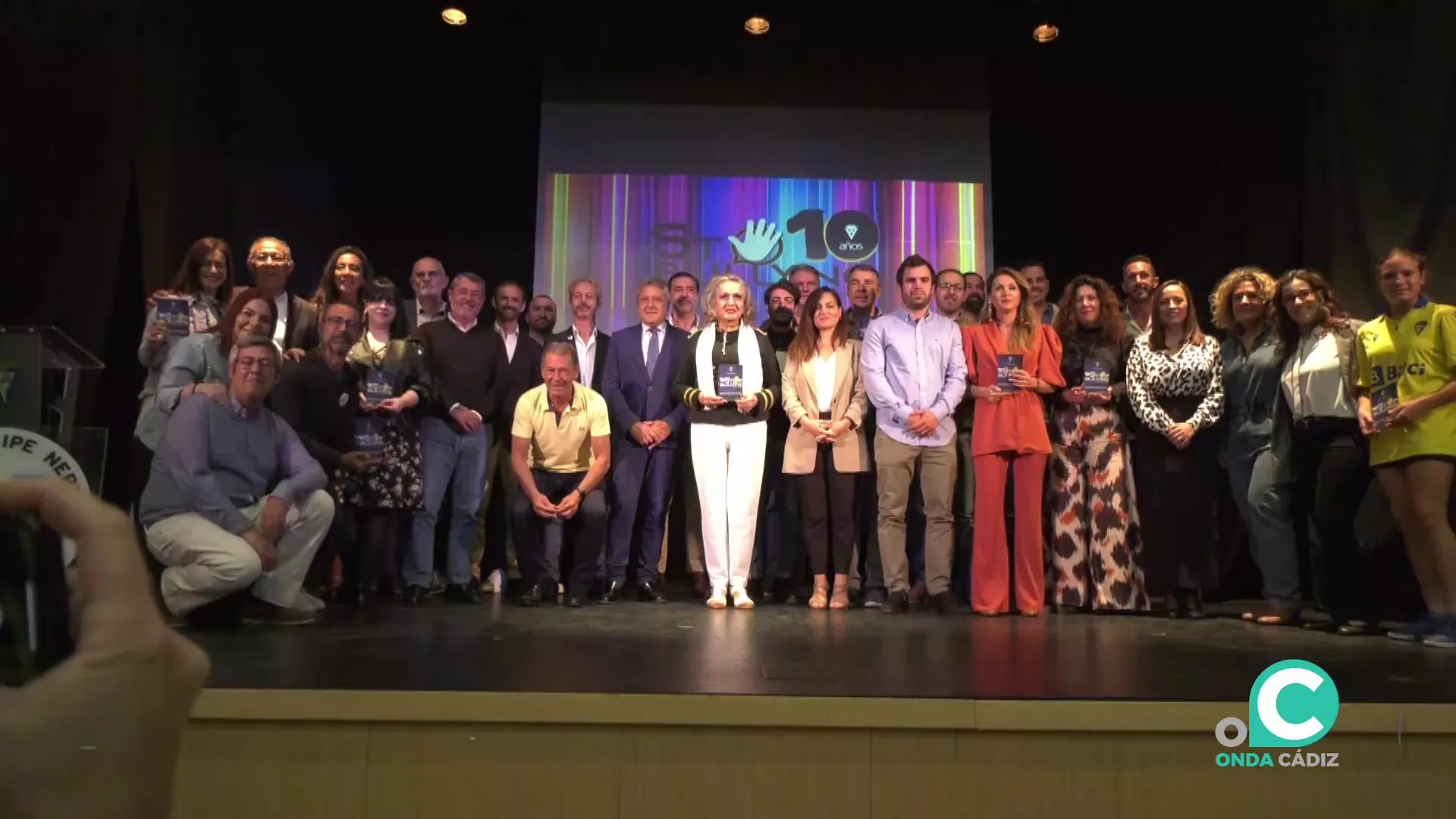 Foto de familia de los premiados sobre el escenario convocados por la Fundación del Cádiz C.F. 