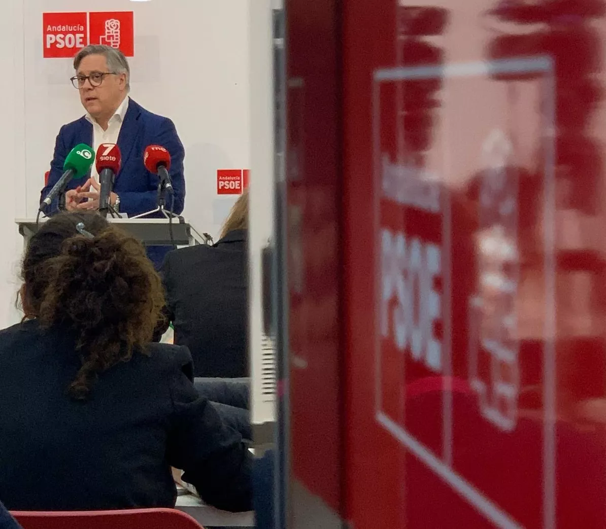 El portavoz del PSOE en el Ayuntamiento de Cádiz, Óscar Torres, en rueda de prensa. 
