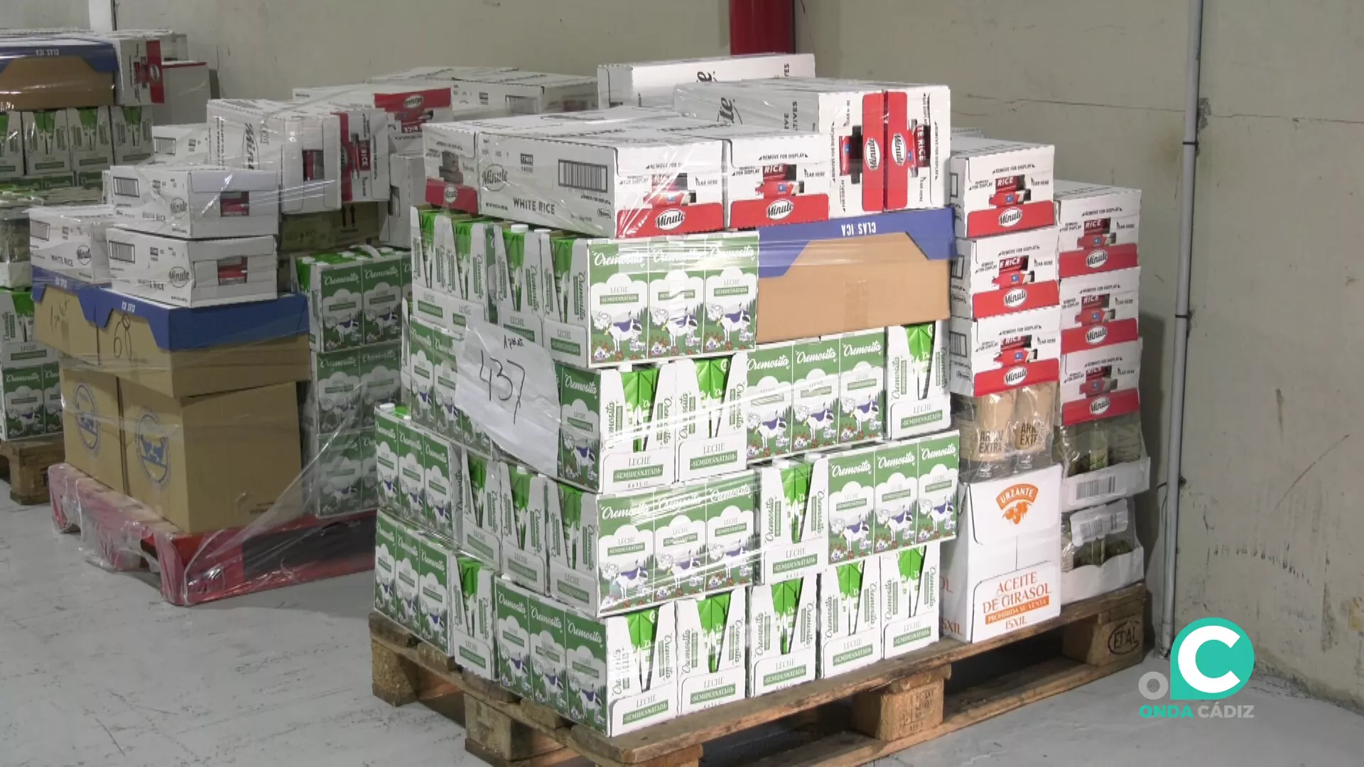 Paquetes de ayudas para colectivos de necesitados en un almacen de Cádiz en una imagen de archivo