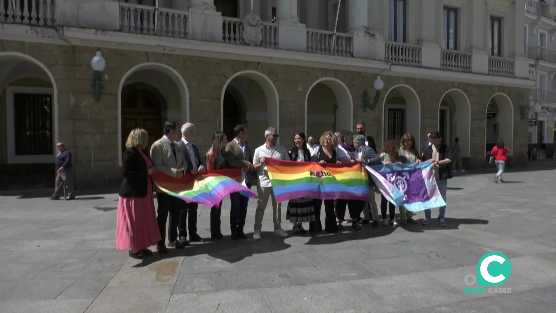 Representantes del Ayuntamiento de Cádiz arroparon el acto.