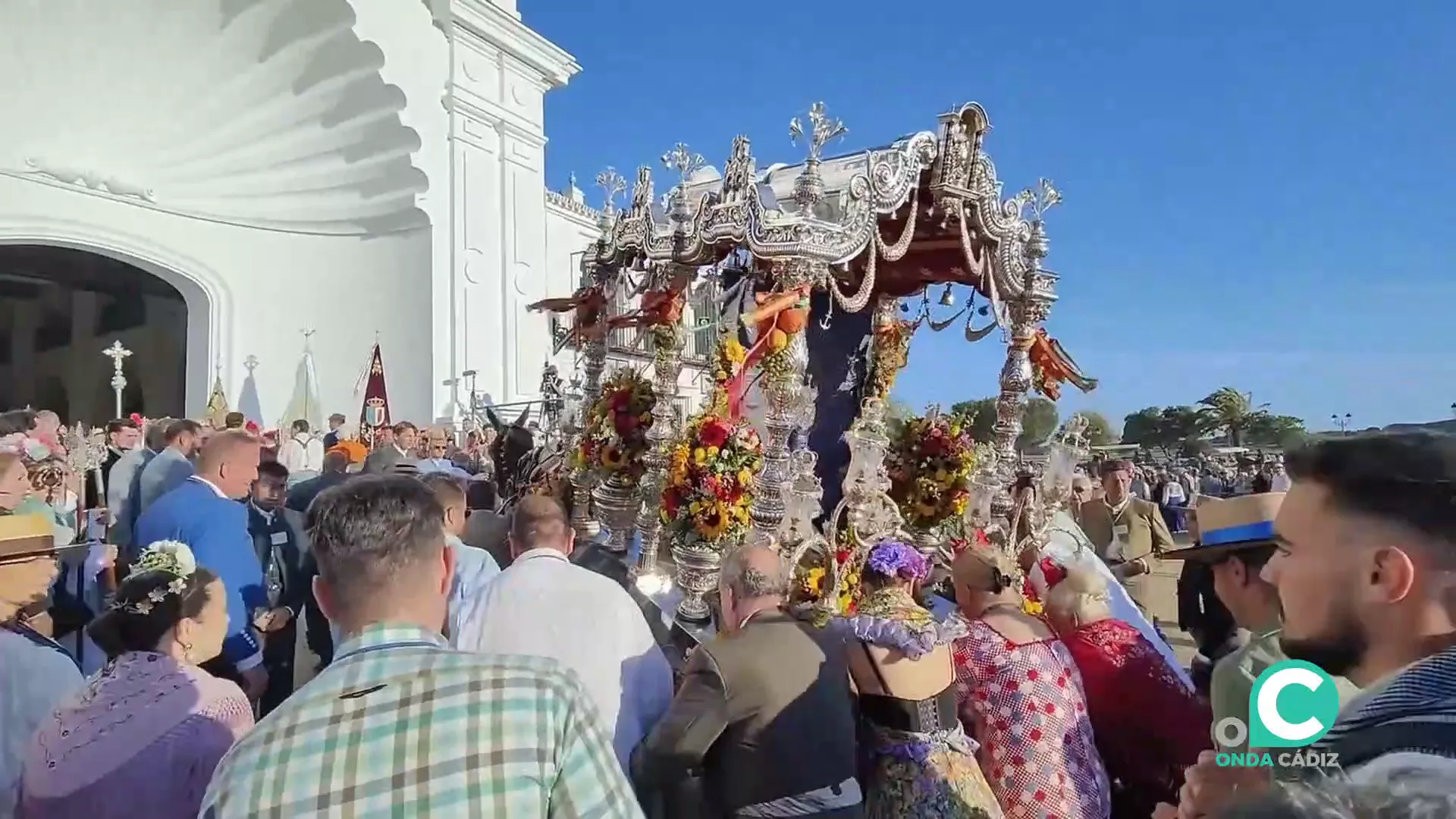 Presentación de la hermandad del Rocío de Cádiz ante la ermita de la Virgen del Rocío