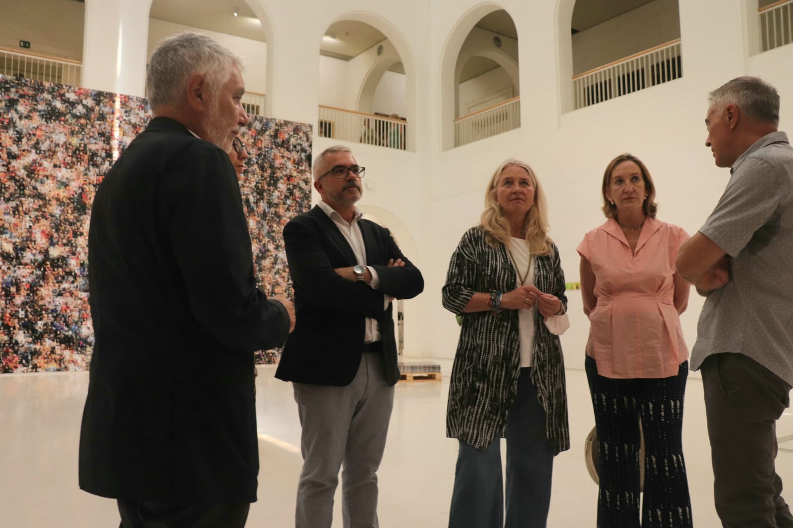 Momento de la inauguración de la exposición de Tete Álvarez