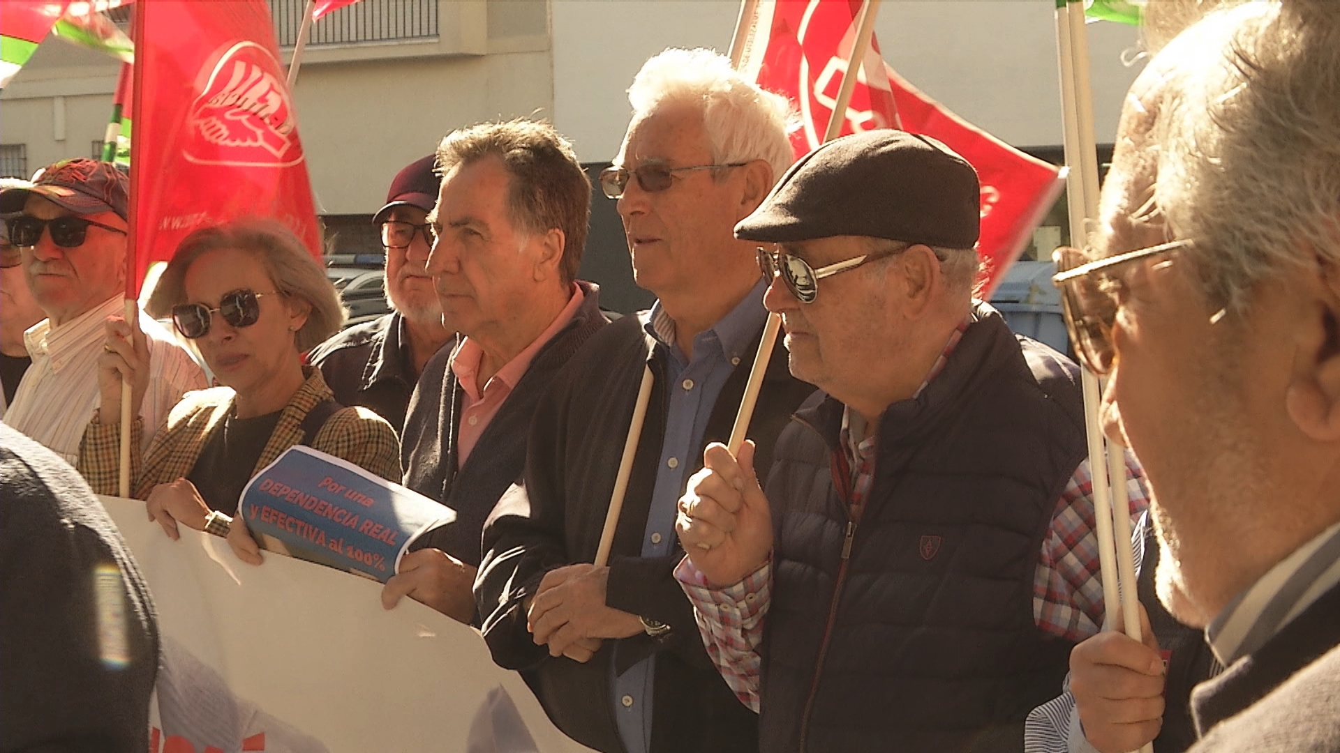 CCOO y UGT protestan ante la Junta para exigir mejoras en la atención a ...