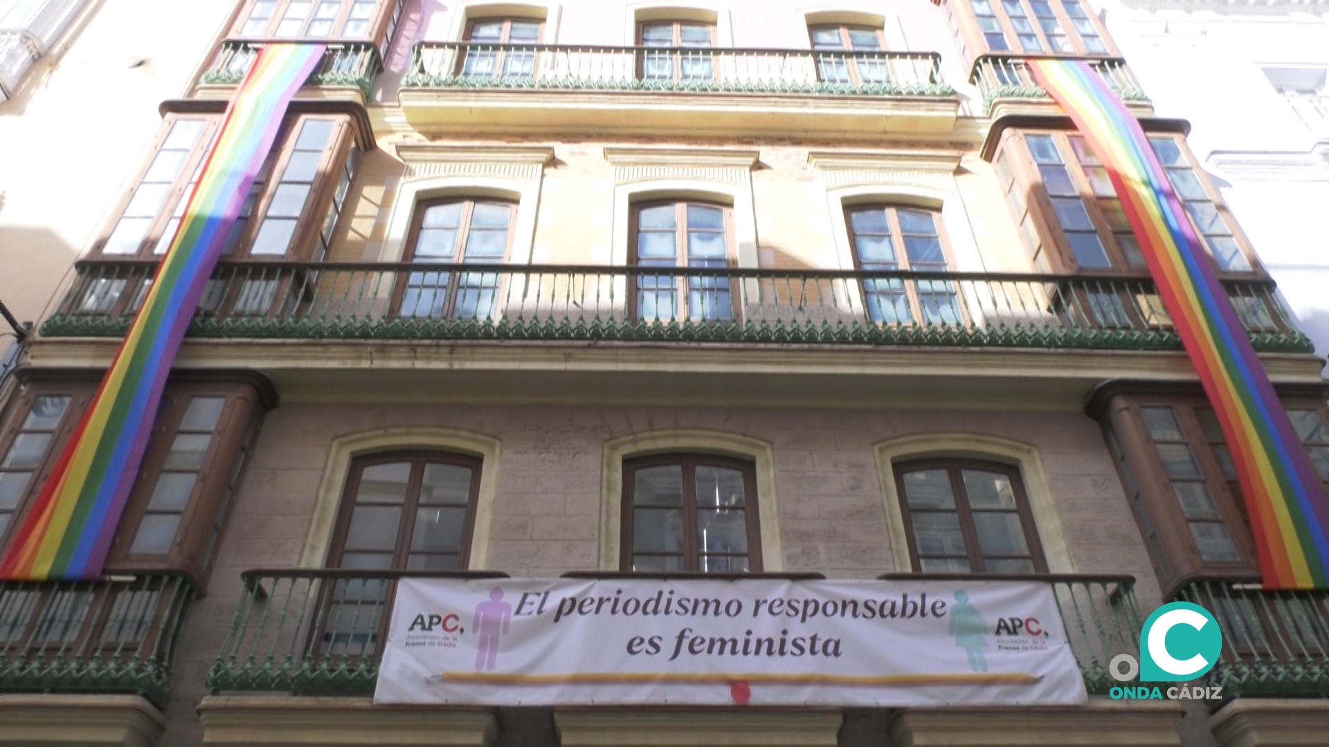 La bandera LGTBIQ+ luce por primera vez en la historia en la fachada de ...