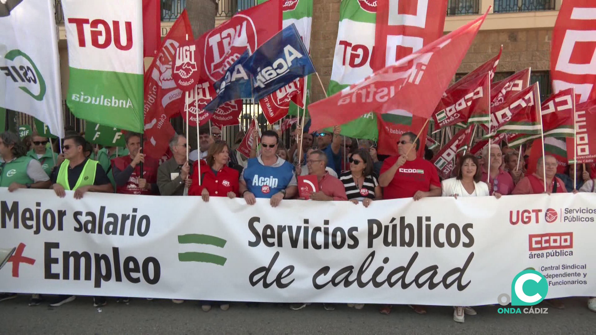 CCOO, UGT y CSIF se concentran ante la Subdelegación para exigir un ...