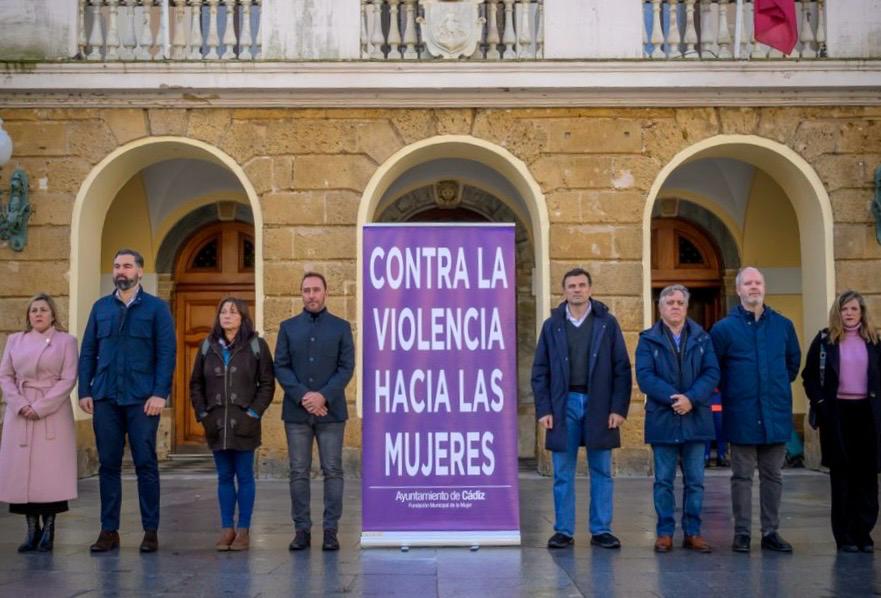 Minuto de silencio frente al Ayuntamiento por los últimos casos ...
