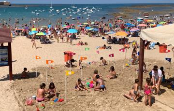 "en verano, un mar de actividades" en las playas de cádiz