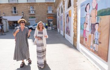 "verano" de eva armisén en la fachada del mercado central de abastos