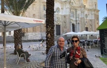 La cantante Paloma San Basilio con Pelayo Garcia Borbolla propietario del Restaurante Bar El Terraza.