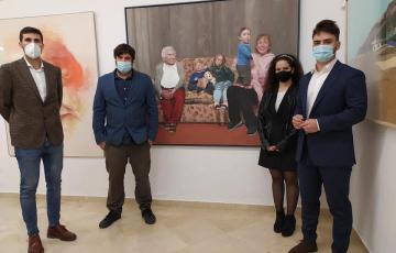 El pintor Pepe Baena con el cuadro presentado en el concurso, que se llevo el primer premio.