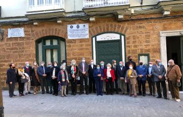 El presidente del Ateneo José Almenara, con los miembros de la institución, durante la ofrenda floral.