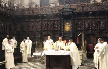 El obispo de Cádiz con miembros del cabildo durante la celebración.