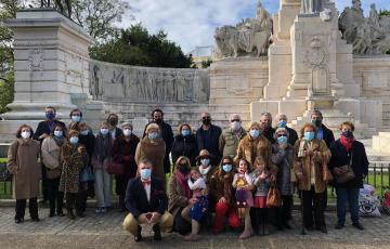 Susana Grosso con el grupo de familiares durante la entrega de su primer libro en la plaza de España.