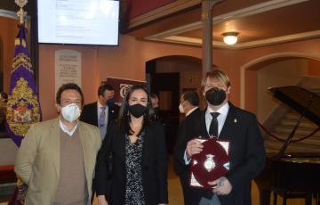 El alcalde de Cádiz José María González, Lola Cazalilla y el pregonero Iván Roa