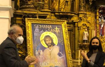 El presidente del Consejo Local de Hermandades y Cofradías Juan Carlos Jurado y la concejala de cultura Lola Cazalilla, descubriendo el cartel.