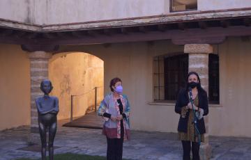  La pintora Marisa Bascuñana con la concejal Lola Cazalilla durante el acto de inauguración.