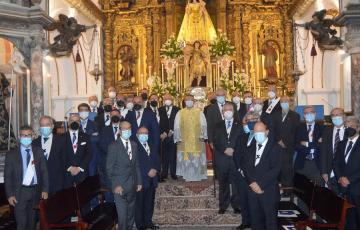  Los hermanos de la Santa Caridad tras finalizar la ceremonia