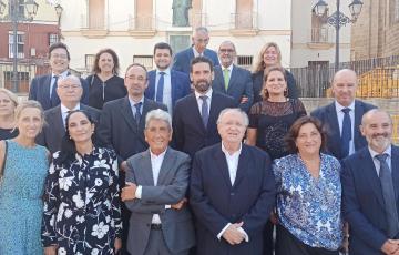 José Blas Fernández con un grupo de compañeros de  la profesión  durante el almuerzo.