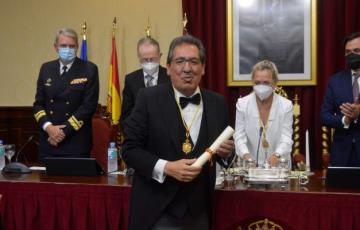 Antonio Pulido tras el ingreso en la academia  con la presidenta de la Real Academia Hispanomericana Felicidad Rodríguez.