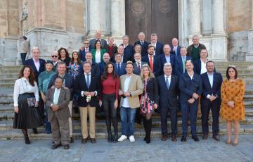 El alcalde José María González con los miembros de la asociación de Reyes Magos.