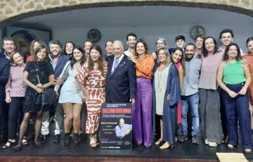 Guillermo Boto Arnau, junto con un grupo de familiares durante el homenaje en la Peña La Perla de Cádiz.